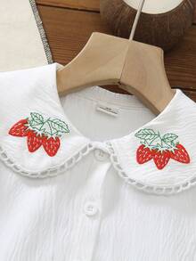 SHEIN Vintaside Kids 这款女童夏季短袖衬衫采用白色纹理面料，领口为彼得潘领设计，饰有精致的白色缝线，领子边缘点缀着白色刺绣草莓图案，领子两侧绣有红色草莓和绿色叶子，增添了一丝俏皮感。短袖采用泡泡袖设计，衬衫前襟有一排白色纽扣，整体风格甜美可爱，非常适合小女孩日常穿着。 - 白色 - 查看 4