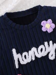 SHEIN Playful Pals فستان قميص منسوج مخطط مع صدرية مضفرة للبنات، مزين بنص إنجليزي مطرز، وتفاصيل زهرية كروشيه، مناسب للاستخدام اليومي والعطلات والحفلات والعودة إلى المدرسة - أزرق غامق - مشاهدة 3