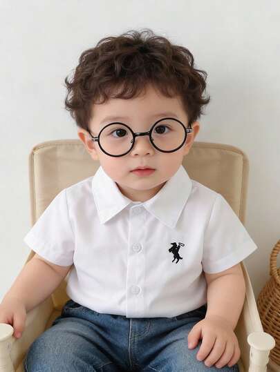 男童白色短袖衬衫，骑士马图案领，经典白衬衫，百搭款式，适合日常休闲穿着、通勤，尽显绅士风范和简约风格，春、夏、秋三季皆宜，尺码6个月至3岁。