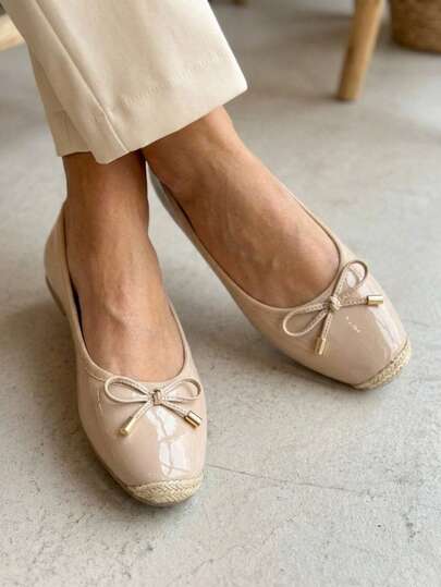 Zapatos de piso dama tipo bailarina clásica en charol beige con moño decorativo
