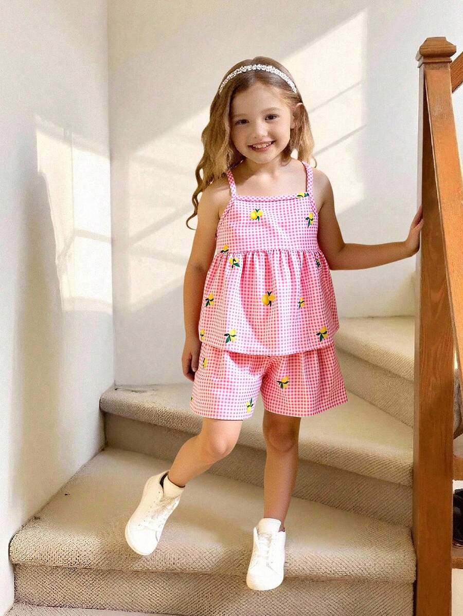SHEIN Vintaside Kids 女童粉色格子樱桃印花吊带背心和短裤套装,清爽舒适的夏季服装,夏季两件套,女童冰淇淋连衣裙,樱桃儿童套装,女童樱桃两件套,草莓儿童套装 - 粉色 - 查看 1