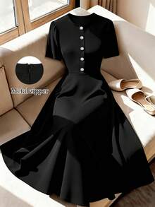 GlowEve CURVE Vestido elegante de manga corta con cuello redondo, botones y cremallera en unicolor para tallas grandes - Negro - Ver 1