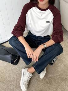 DAZY Maglia a maniche raglan con patch a lettera e blocchi di colore, top a maniche lunghe da donna per l'autunno - Bordò - Visualizzare 3