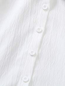 SHEIN Vintaside Kids 这款女童夏季短袖衬衫采用白色纹理面料，领口为彼得潘领设计，饰有精致的白色缝线，领子边缘点缀着白色刺绣草莓图案，领子两侧绣有红色草莓和绿色叶子，增添了一丝俏皮感。短袖采用泡泡袖设计，衬衫前襟有一排白色纽扣，整体风格甜美可爱，非常适合小女孩日常穿着。 - 白色 - 查看 5