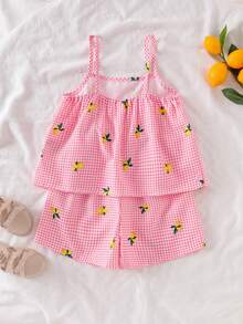 SHEIN Vintaside Kids 女童粉色格子樱桃印花吊带背心和短裤套装，清爽舒适的夏季服装，夏季两件套，女童冰淇淋连衣裙，樱桃儿童套装，女童樱桃两件套，草莓儿童套装 - 粉色 - 查看 2