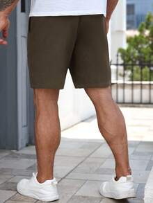 VIVINTIMO Quần short nam dáng casual, màu trơn, cạp chun có dây rút, túi xéo. - Màu xám đen - Xem 2