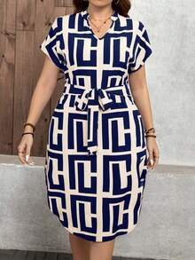 SHEIN LUNE 大码度假休闲礼物几何印花缺口领蝙蝠袖连衣裙波西米亚女装太阳裙 - 藍白色 - 查看 4