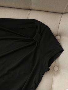 Franclia 夏季新款休闲百搭黑色褶皱不对称肩部紧身短袖上衣搭配卡其色短裤，女士抽绳短裤裙，春夏两件套，女士休闲西装裤，春季女士两件套休闲套装，春夏服装，女士夏季服装，适合度假和通勤。 - 彩色 - 查看 3