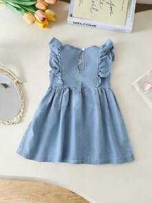 SHEIN Playful Pals 女婴浅蓝色水洗牛仔休闲宽松连衣裙，荷叶边下摆和腰带设计，采用柔软的棉质牛仔面料，时尚百搭，适合春夏穿着，简约时尚，日常穿搭、外出、聚会皆宜，秋季新品上市。 - 淺色水洗藍 - 查看 2