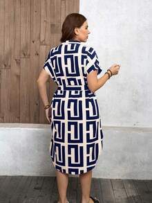 SHEIN LUNE 大码度假休闲礼物几何印花缺口领蝙蝠袖连衣裙波西米亚女装太阳裙 - 藍白色 - 查看 2