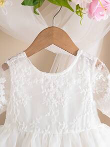 SHEIN Robe courte à manches courtes, blanche, élégante et mignonne, avec broderie florale en maille - Multicolore - Voir 7