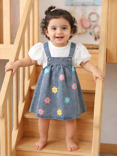 SHEIN Playful Pals 女婴休闲宽松碎花牛仔连衣裙，搭配米色针织短袖T恤，采用轻盈柔软的棉质面料，是时尚女孩的必备单品，适合春夏穿着，休闲百搭，日常穿搭、购物、外出等场合皆宜，2023秋季新品上市。