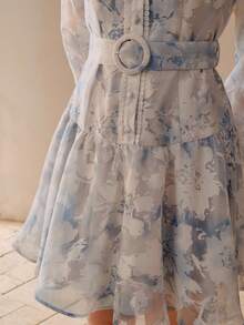 MOTF PREMIUM 法式时尚女式衬衫，衬衫领，长袖，蕾丝边饰，花卉印花，荷叶边下摆，收腰A字型花卉印花连衣裙，优雅 - 淺藍色 - 查看 4