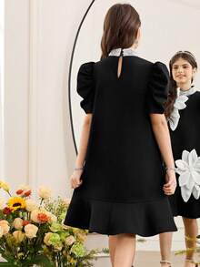 SHEIN 少女寬鬆優雅小立領無袖拼色3D花朵裝飾洋裝 - 黑色 - 查看 3