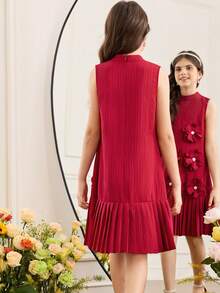 SHEIN Vestido Elegante Sem Mangas para Menina Pré-Adolescente com Pequena Gola em Pé, Decoração Floral 3D e Bainha Plissada, Menina Pré-Adolescente - Rosa chiclete - Visão 2