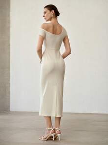 MOTF PREMIUM Đầm nữ màu mơ, thiết kế bất đối xứng, vai lệch, eo thắt, dáng dài ngang gối thanh lịch. - Màu be - Xem 3