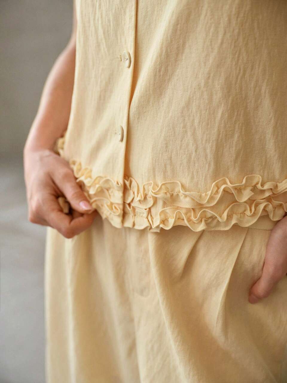 SOLID SINGLE BREASTED PLACKET LAYERED FRILL HEM SLEEVELESS BLOUSE & WIDE LEG PANTS SET
