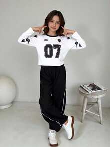 SHEIN ChillGRL Bộ đồ thể thao thường ngày cho bé gái tuổi teen, gồm áo thun dài tay màu đỏ tía in họa tiết retro phía trước, áo thun cổ tròn tay dài màu đỏ tía có nơ, kết hợp với quần ống rộng phối màu đỏ tía và trắng, bộ 2 món, thích hợp cho nữ sinh, mặc thường ngày, đi chơi, nhảy đường phố, chụp ảnh vào mùa xuân và mùa thu. - màu đen - Xem 3