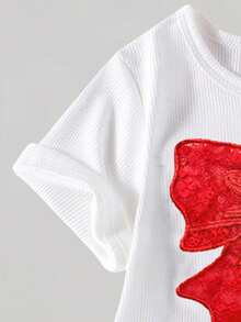 Elladie kids 这款红色女童春夏新款T恤套装，正面饰有白色珠饰，搭配红色蕾丝蝴蝶结，圆领短袖设计，内搭红色纯色梭织短裙，同样饰有白色珠饰。可爱、休闲、时尚又舒适，适合日常穿着、上学、外出、聚会、度假等场合。这款两件套短裙套装，包含T恤和短裙，是儿童时尚单品，也是优雅派对礼服的理想之选。 - 紅白色 - 查看 6