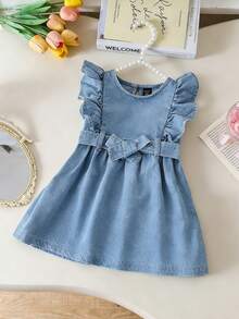 SHEIN Playful Pals 女婴浅蓝色水洗牛仔休闲宽松连衣裙，荷叶边下摆和腰带设计，采用柔软的棉质牛仔面料，时尚百搭，适合春夏穿着，简约时尚，日常穿搭、外出、聚会皆宜，秋季新品上市。 - 淺色水洗藍 - 查看 8