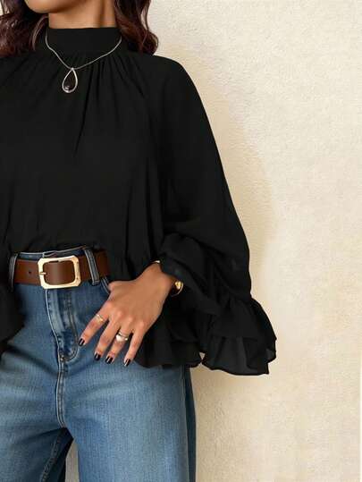 Femmeverse بلوزة كاجوال للسيدات ذوات الحجم الكبير مع تصميم طبقات وكشكشة على الأكمام الطويلة، طراز أنيق للمناسبات