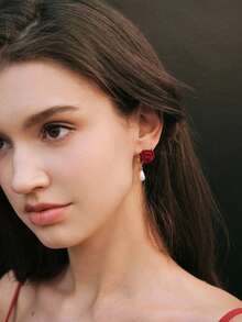 SHEIN MOD 1 对红色天鹅绒玫瑰人造珍珠配水钻吊坠耳环 - 紅色 - 查看 8