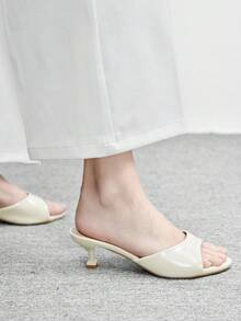 CUCCOO BIZCHIC 金属质感PU皮革低粗跟金色凉鞋，舒适百搭，适合通勤、约会、派对、购物等多种场合，是圣诞节和春季的理想之选。 - 米白色 - 查看 5