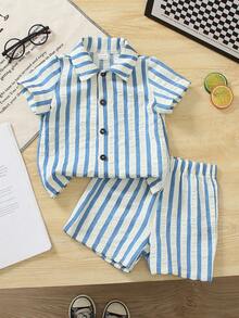 SHEIN Bộ đồ mùa hè 2 món cho bé trai, áo cardigan cổ bẻ, áo trên: Áo sơ mi ngắn tay cổ bẻ kẻ sọc trắng đen với cúc đen tương phản, quần dưới: Quần short kẻ sọc trắng đen, trang phục thường ngày thoải mái cho kỳ nghỉ hè, du lịch. - Màu xanh lam - Xem 7