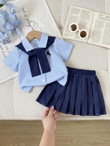 SHEIN Playful Pals 3件套幼儿女童刺绣小马条纹衬衫，搭配藏蓝色百搭舒适披肩和同色系百褶裙，打造时尚休闲街头风夏季穿搭，女童夏季套装，女童套装，幼儿女童校服裙装套装，女童夏季服装 - 藍色 - 查看 1