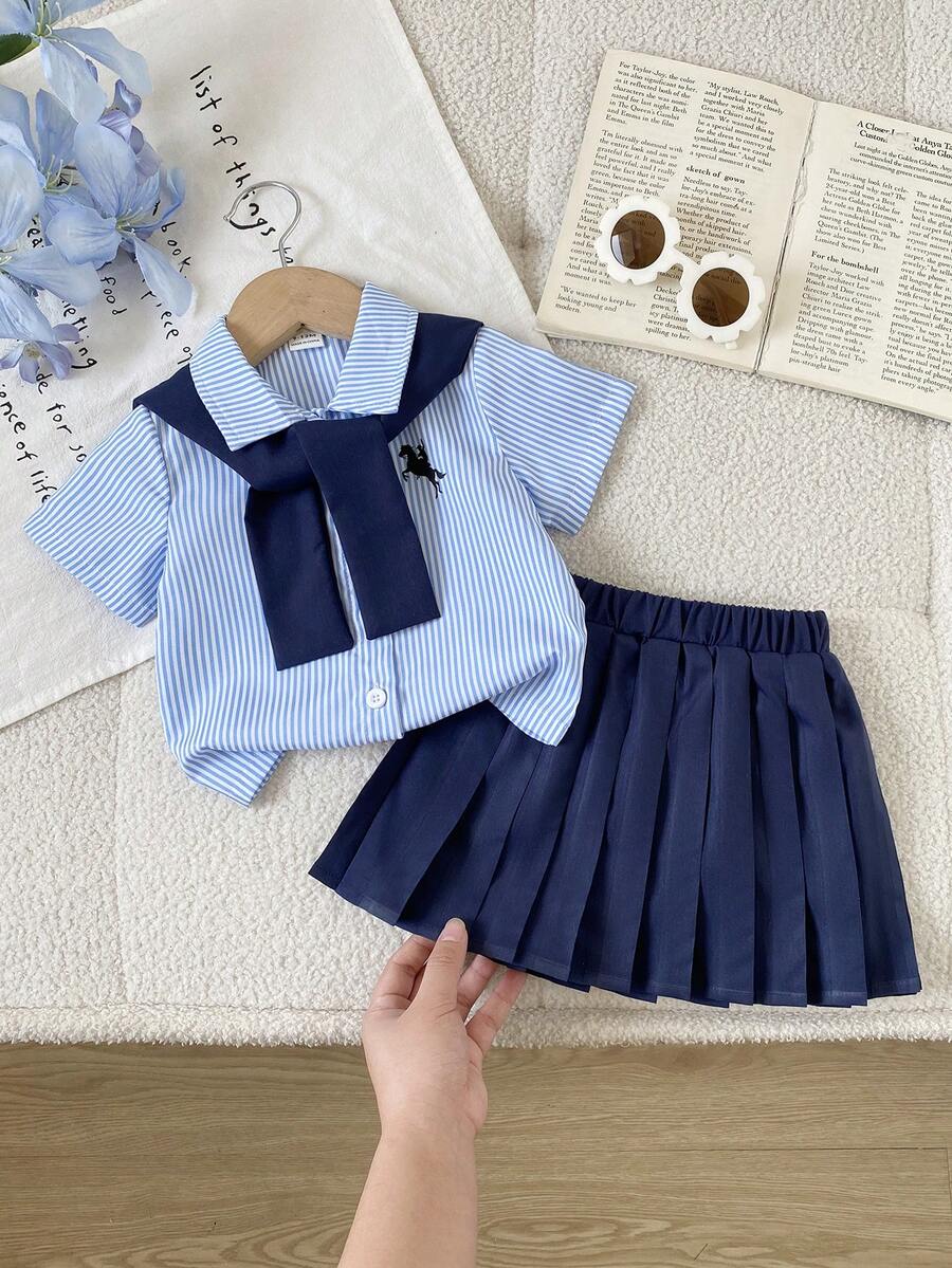 SHEIN Playful Pals 3件套幼儿女童刺绣小马条纹衬衫，搭配藏蓝色百搭舒适披肩和同色系百褶裙，打造时尚休闲街头风夏季穿搭，女童夏季套装，女童套装，幼儿女童校服裙装套装，女童夏季服装 - 藍色 - 查看 1