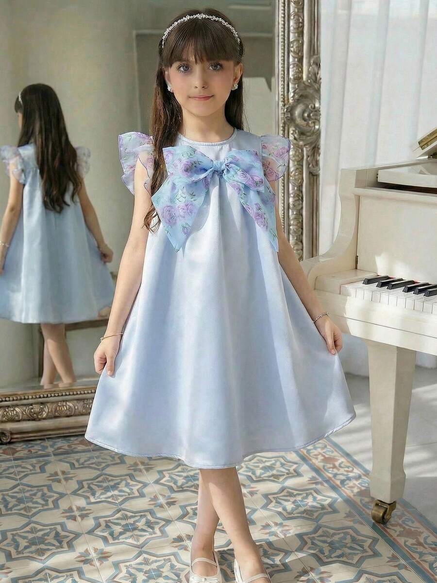 SHEIN 少女宽松休闲梭织纯色拼接花卉蝴蝶结荷叶边A字连衣裙,可爱连衣裙,蓝色连衣裙 - 淺藍色 - 查看 1