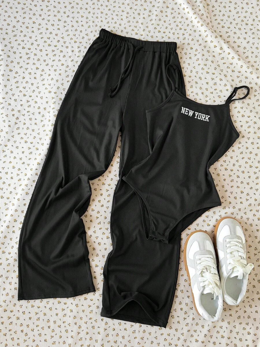 SHEIN Conjunto de 2 piezas de body acanalado negro y pantalón de chándal de estilo vintage casual con bordado de Nueva York para niña preadolescente - Negro - Ver 1