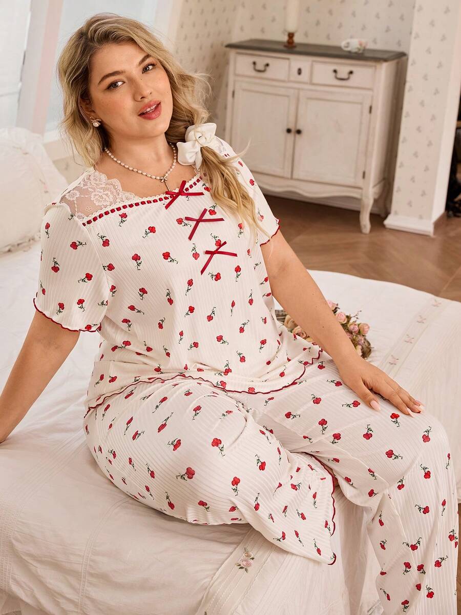 SHEIN Damen Große Größen rotes Spitzenbesatz Ditsy Blumen Farbblock Schleife Dekor gerippter Milchseide Stoff Kurzarm Hose, Lässig romantischer Pyjama Set - Rot - Übersicht 1