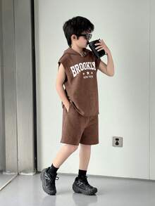 SHEIN 2 Stücke/Set Lässig Koreanischer Stil Buchstaben-Muster Kapuzen Kurzarm Sweatshirt und einfarbige Shorts Set für Tween Jungen - Kaffeebraun - Übersicht 5