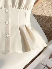 Franclia 夏季奢华性感风奶油色缎面V领吊带背心，饰有双珍珠纽扣、荷叶边下摆、可调节细肩带，修身优雅上衣 - 杏色 - 查看 6