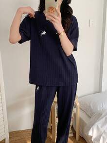 Set de 2 piezas Conjunto informal de moda para adolescentes Tela texturizada azul marino, Blusa de manga corta con gráfico bordado lindo y pantalones de ajuste relajado, Ropa de casa - Azul Marino - Ver 6