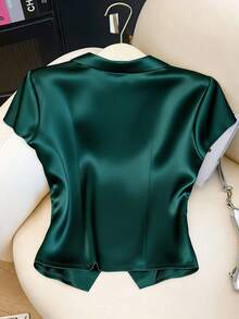 GlowEve 女士缎面腰部褶皱收腰衬衫 - 墨綠色 - 查看 2