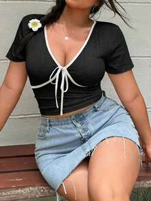 GalTyme 大码女式夏季休闲度假性感日常通勤深V领撞色滚边前系结修身短款T恤 - 黑與白 - 查看 3