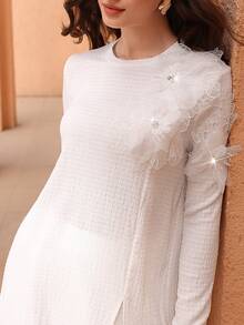 Graceveil Camiseta larga de mujer con cuello redondo, flor 3D de cuentas, estilo suelto y rejuvenecedor, con abertura lateral versátil y textura - Blanco - Ver 4