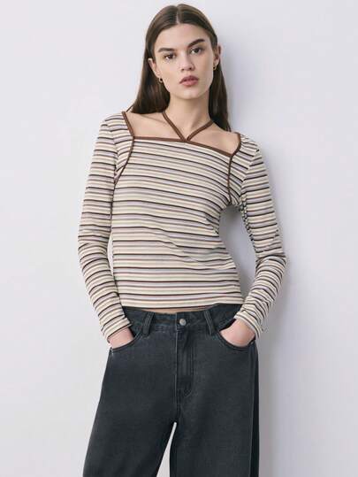 Nöista 长袖上衣采用横条纹设计，搭配深棕色滚边。适合日常穿着，春夏季节皆宜，休闲百搭，女士必备。Y2K风格。