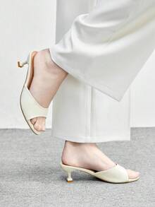 CUCCOO BIZCHIC 金属质感PU皮革低粗跟金色凉鞋，舒适百搭，适合通勤、约会、派对、购物等多种场合，是圣诞节和春季的理想之选。 - 米白色 - 查看 3