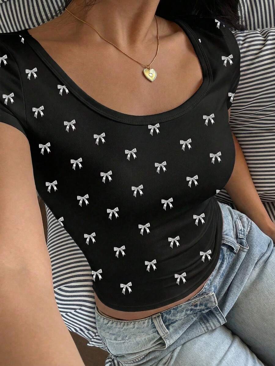 SHEIN EZwear 休闲简约圆领插肩袖黑色修身女式T恤，适合夏季穿着，饰有蝴蝶印花图案 - 彩色 - 查看 1