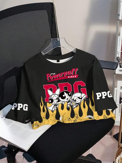 THE POWERPUFF GIRLS X SHEIN เสื้อยืดครอปไหล่ตกทรงหลวมลายการ์ตูนไฟตัวอักษรตลกแนวสตรีทลำลองสำหรับฤดูร้อนของผู้หญิงไซส์ใหญ่