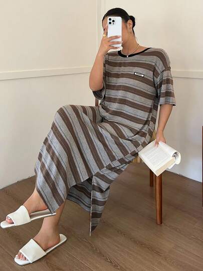 Dazy Plus Camisola casual feminina plus size com estampa de letras e listras, gola redonda e mangas curtas.