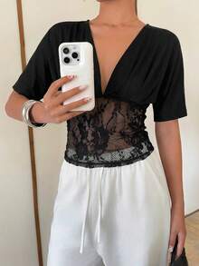 Siren Gaze 女士夏季黑色蕾丝边深V领修身短袖T恤，优雅黑色上衣，采用深V领和蕾丝边设计。时尚百搭，适合工作和休闲场合，如夏季假期、情人节、女士嘉年华服装、海滩度假等。 - 黑色 - 查看 3
