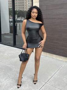 Alexandranx 女士纯黑色简约百搭 PU 面料不对称肩部褶皱性感迷你派对礼服，适合鸡尾酒会、返校节、舞会 - 黑色 - 查看 5