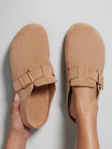Solezae Dép bít mũi có khóa cài UrbanClassic dành cho nữ, chất liệu da lộn mềm mại, đế lót thoải mái – Đa năng và tiện dụng. - Màu be - Xem 2
