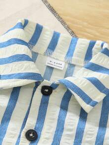 SHEIN Bộ đồ mùa hè 2 món cho bé trai, áo cardigan cổ bẻ, áo trên: Áo sơ mi ngắn tay cổ bẻ kẻ sọc trắng đen với cúc đen tương phản, quần dưới: Quần short kẻ sọc trắng đen, trang phục thường ngày thoải mái cho kỳ nghỉ hè, du lịch. - Màu xanh lam - Xem 6