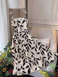 GlowEve 优雅通勤风印花荷叶边吊带连衣裙 - 黑色 - 查看 2