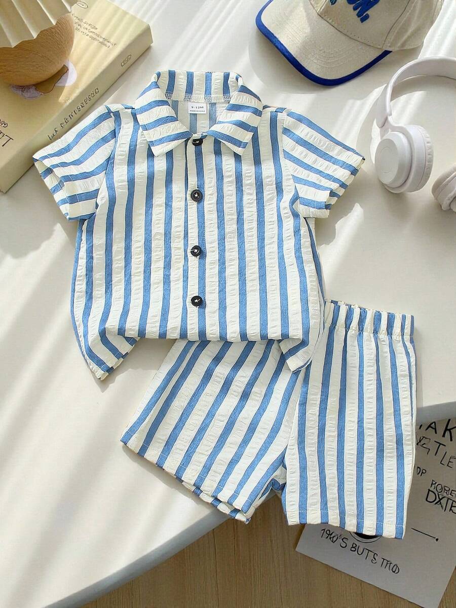 SHEIN Bộ đồ mùa hè 2 món cho bé trai, áo cardigan cổ bẻ, áo trên: Áo sơ mi ngắn tay cổ bẻ kẻ sọc trắng đen với cúc đen tương phản, quần dưới: Quần short kẻ sọc trắng đen, trang phục thường ngày thoải mái cho kỳ nghỉ hè, du lịch. - Màu xanh lam - Xem 1